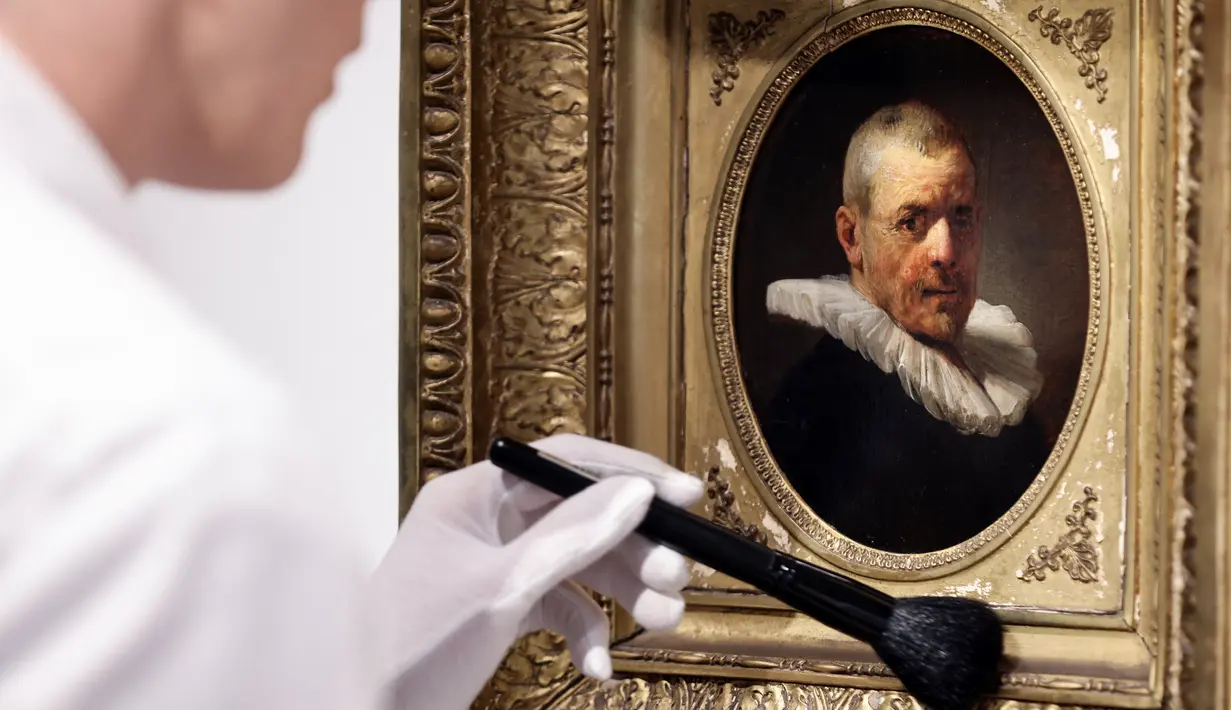 "Saya pertama kali menemukan gambar-gambar ini beberapa tahun yang lalu dalam sebuah penilaian rutin dan saya tidak bisa berkata apa-apa," kata Henry Pettifer, Wakil Ketua Internasional untuk Lukisan Old Master di Christie's, kepada AFP saat lukisan-lukisan tersebut dipamerkan di Amsterdam. (Kenzo TRIBOUILLARD / AFP)