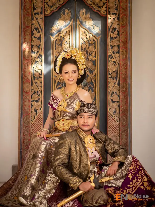 6 Gaya Pemotretan Abash dan Jeje Pakai Baju Adat Bali, Bak Pasangan Prewedding
