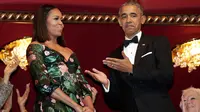 Presiden AS Barack Obama bereaksi di sebelah Ibu Negara AS, Michelle Obama saat acara Kennedy Center Honors di Washington, 4 Desember 2016. Michelle Obama tampak mengubah tatanan rambutnya menjadi long bob (lob) bergaya sleek. (REUTERS/Yuri Gripas)