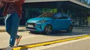 Facia depan Hyundai i10 didominasi oleh grill berukuran besar yang belum mengadopsi bahasa desain terbaru Hyundai global. Pada grill tersebut disematkan lampu DRL unik dengan tujuh titik LED. Lampu utama dan foglamp mobil ini masih mengadopsi bohlam halogen biasa, namun untuk headlamp sudah dibekali dengan projector. Velg berdesain palang empat berkelir two-tone menambah citra sporty. (Source: hyundai.co.uk)