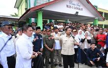 Prabowo Kenalkan Seskab Teddy di Posko Banjir Langkat, Pangkatnya Kini Letkol