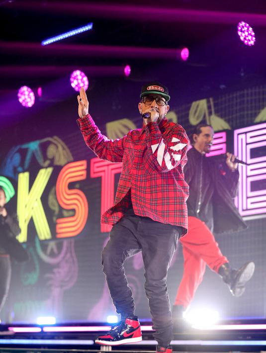 AJ McLean dari Backstreet Boys tampil di atas panggung selama Jingle Ball 2022 iHeartRadio KISS108 di TD Garden di Boston, Massachusetts (11/12/2022). Backstreet Boys menyanyikan lagu-lagu hits mereka. (Scott Eisen/Getty Images for iHeartRadio/AFP)