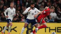 Jordan James ditantang oleh Ruben Loftus-Cheek dalam laga persahabatan internasional antara Inggris dan Wales di Wembley Stadium, London, 9 Oktober 2025. (AP Photo/Frank Augstein)