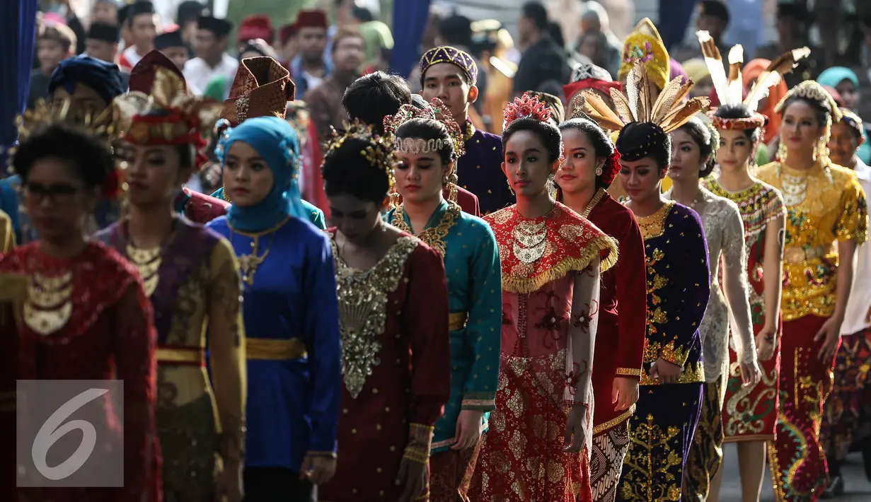 Para PNS wanita menggunakan kostum adat mengikuti upacara memperingati Hari Pendidikan Nasional 2016, Jakarta, Senin (2/5). Upacara diikuti oleh seluruh pegawai kemendikbud dan perwakilan sekolah-sekolah di Jakarta. (Liputan6.com/Faizal Fanani)