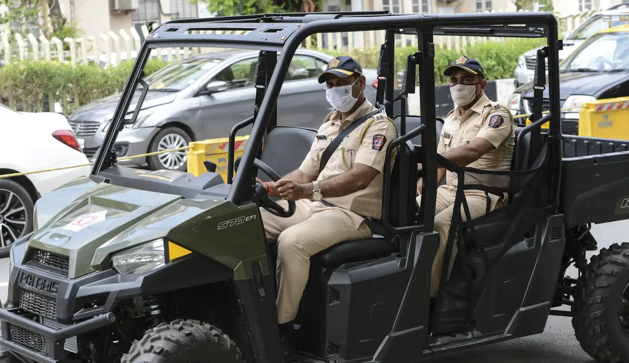 Personel polisi duduk di kendaraan segala medan (ATV) yang digunakan untuk berpatroli di pantai selama peluncurannya di Mumbai, Senin (7/6/2021). ATV ini juga akan dikerahkan dalam beberapa operasi penyelamatan di mana kendaraan normal tidak dapat mencapainya. (Sujit Jaiswal / AFP)