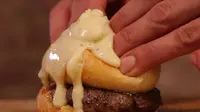 Sajian Burger Bomb ini berikan ledakan keju dalam mulut Anda saat mengunyah (Foto : Thrillist.com)