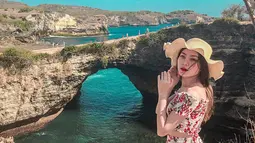 Selain berakting di depan kamera, Haviza yang seorang model ini pun kerap tampil stylish saat menjalani liburan. Dalam momen liburannya ke Bali ini ia pun tampil menawan dengan busana floral yang cocok dengan lokasi liburannya tersebut. Dalam potretnya ini ia pun menuai banyak pujian karena penampilannya yang terlihat semakin memesona dari biasanya. (Liputan6.com/IG/@havizadevianjani)