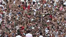 Capres nomor urut 01 Joko Widodo atau Jokowi didampingi Cawapres Ma’ruf Amin dan Wapres Jusuf Kalla saat menghadiri kampanye akbar di Stadion Utama GBK, Senayan, Jakarta, Sabtu (13/4). Kampanye yang dihadiri 500 musisi artis dan budayawan bertajuk Konser Putih Bersatu. (Liputan6.com/Angga Yuniar)