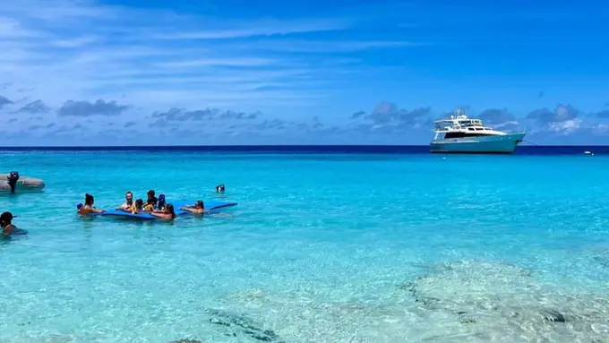 Pantai di Curacao, pulau yang merupakan bagian Kerajaan Belanda