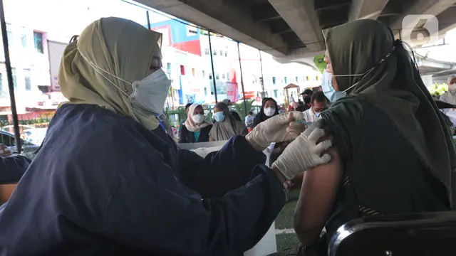 Jadi Syarat Mudik, Warga di Ciputat Antusias Divaksin Booster