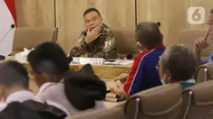 Wakil Ketua DPR Sufmi Dasco Ahmad melakukan audiensi dengan perwakilan buruh dari Konfederasi Serikat Pekerja Seluruh Indonesia (KSPSI) di ruang pimpinan nusantara III, Senayan, Jakarta, Rabu (23/3/2022). Buruh memberikan tuntutan, salah satunya pembatalan UU Cipta Kerja. (Liputan6.com/Angga Yuniar)