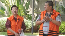 Direktur PT WKE Lily Sundarsih (kiri) dan Pejabat Pembuat Komitmen pada Kemenpora Adhi Purnomo (kanan) berjalan akan menjalani pemeriksaan sebagai tersangka di Gedung KPK, Jakarta, Senin (7/1). (Merdeka.com/Dwi Narwoko)