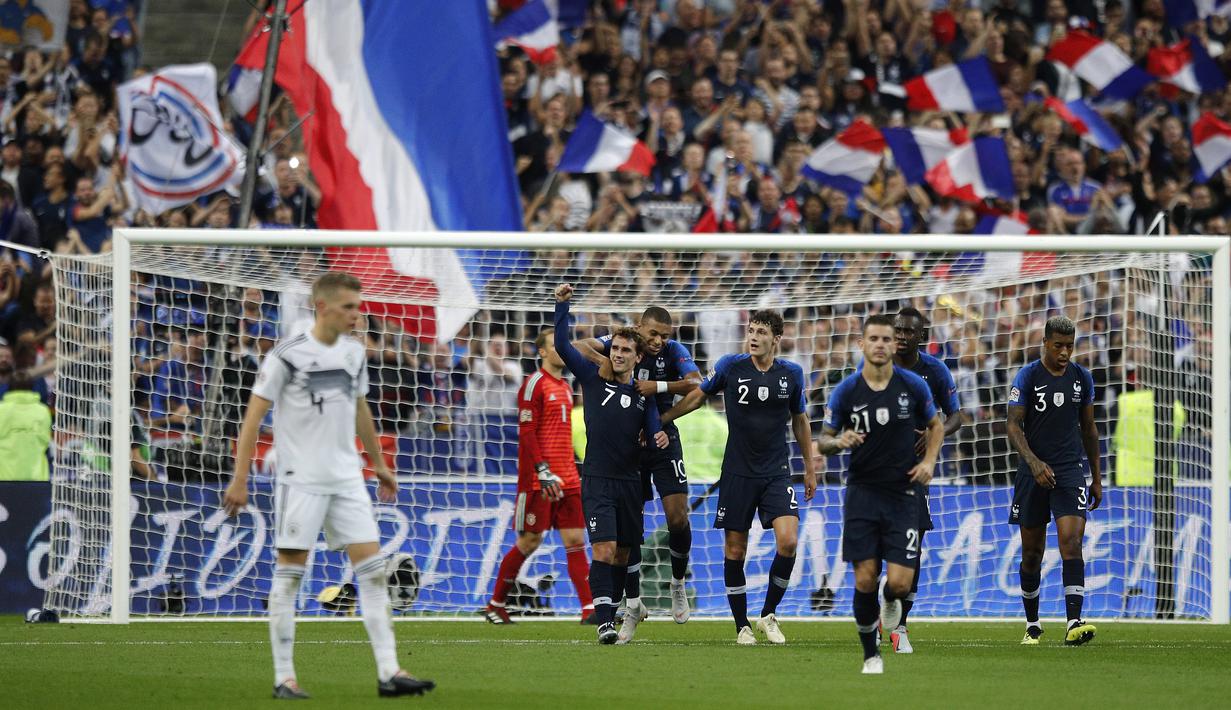 Para pemain Prancis merayakan gol yang dicetak oleh Antoine Griezmann ke gawang Jerman pada laga UEFA Nations League di Stade de France, Paris, Selasa (16/10/2018). Prancis menang 2-1 atas Jerman. (AP/Francois Mori)