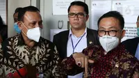 Ketua Komisi III, Herman Hery (kanan) bersama Ketua KPK, Firli Bahuri memberi keterangan usai melakiukan Rapat Dengar Pendapat dengan Pimpinan dan Dewan Pengawas KPK serta meninjau sejumlah fasilitas di Gedung KPK, Jakarta, Selasa (7/7/2020). (Liputan6.com/Helmi Fithriansyah)