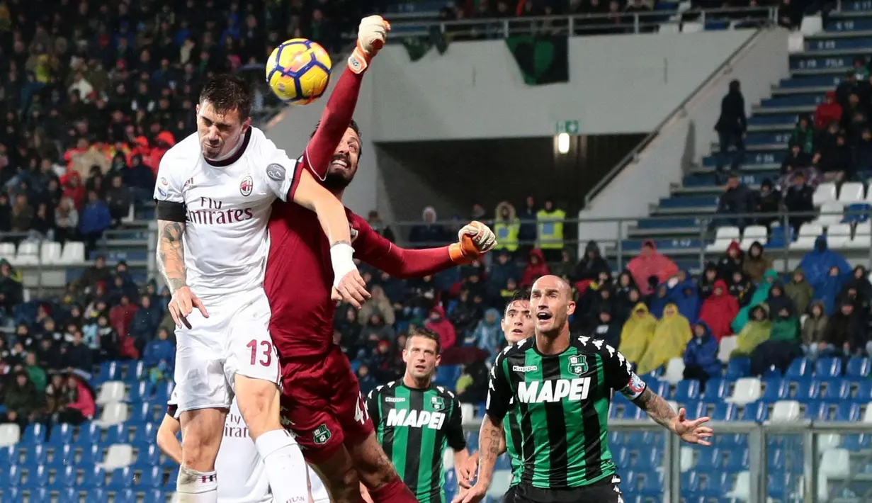 Duel pemain AC Milan, Alessio Romagnoli (kiri) dengan kiper Sassuolo pada lanjutan Serie A di Mapei Stadium, Reggio Emilia, Italia, (5/11/2017). Milan menang 2-0. (Elisabetta Baracchi/ANSA via AP)