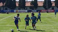 Pertarungan antara Akademi Persib Putri dan Si Jalak Putri pada pekan 15 Hydroplus Soccer League U-15 2026 di Lapangan Infini Pudikpom, Cimahi, Sabtu (2/5/2026). (Bola.com/Erwin Snaz)