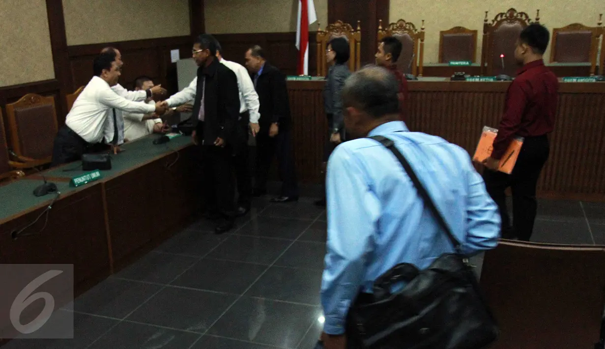 Suasana seusai sidang praperadilan tersangka dugaan pembunuhan Wayan Mirna Salihin, Jessica Kumala Wongso, di PN Jakarta Pusat, Jakarta, Selasa (1/3). Hakim menolak seluruh permohonan yang diajukan pemohon Jessica. (Liputan6.com/Helmi Afandi)