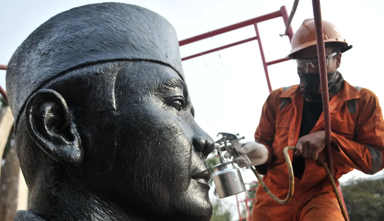 Pekerja Pusat Konservasi Dinas Pariwisata dan Kebudayaan Provinsi DKI Jakarta mengonservasi patung Soekarno di Taman Proklamasi, Jakarta, Kamis (8/8/2019). Konservasi dua patung proklamator dan Tugu Proklamasi dalam rangka menyambut HUT ke-74 RI. (merdeka.com/Iqbal Nugroho)