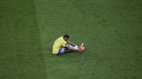 Penyerang Brasil, Neymar berbaring di lapangan saat melawan Serbia pada  matchday 1 Grup G Piala Dunia 2022 di Stadion Lusail Iconic, Jumat (25/11/2022) dini hari WIB. Kemenangan Brasil 2-0 Serbia sepertinya harus dibayar mahal.  (AP Photo/Darko Vojinovic)