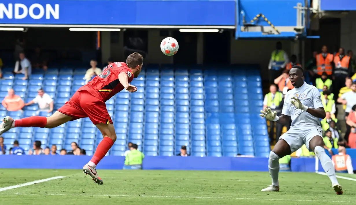 Pemain Watford Dan Gosling mencetak gol lewat sundulan ke gawang Chelsea yang dijaga Edouard Mendy pada pertandingan sepak bola Liga Inggris di Stamford Bridge, London, Inggris, 22 Mei 2022. Chelsea menang 2-1. (Glyn KIRK/AFP)
