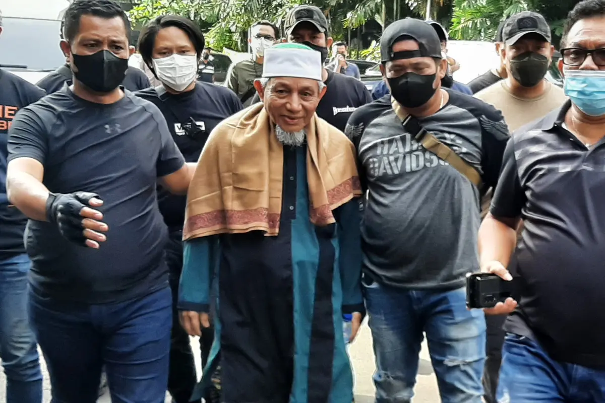 Pimpinan Khilafatul Muslimin Abdul Qadir Hasan Baraja saat tiba di Polda Metro Jaya, Selasa (7/6/2022). (Liputan6.com/Ady Anugrahadi)
