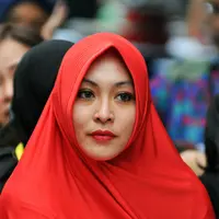 Sekitar 2008 silam, Puteri Indonesia, yang menjadi politisi, Angelina Sondakh resmi memeluk Islam. Bahkan Maia Estianty, melalui Instagram mengaku salut, baru beberapa tahun masuk Islam, sudah beberapa kali khatam Alquran dan menjadi religius. (Liputan6)