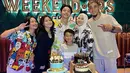 <p>Bintang sinetron Kiesha Alvaro mendapatkan kejutan ulang tahun dari orang-orang tercintanya. Tampak, dalam video dan foto yang dibagikan, Keisha mendapatkan kejutan dari mamanya, Okie Agustina. Berikut beberapa potretnya. [Instagram/okieagustina_]</p>