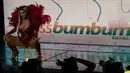 Seorang kontestan menari di atas panggung selama kontes Miss Bumbum 2018 di Sao Paulo, Brasil, Senin (5/11). Sebanyak 15 kontestan bersaing dalam kontes tahunan untuk memilih bokong paling indah seantero Brasil. (Miguel SCHINCARIOL/AFP)