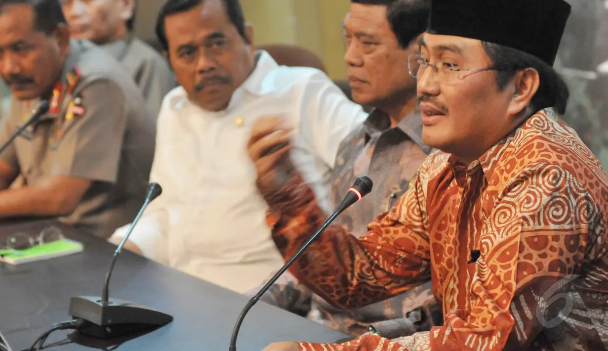 Ketua Dewan Penasehat Komnas HAM Jimly Asshiddiqie (kanan) memberikan keterangan pers usai mengikuti rapat koordinasi terkait HAM di Gedung Kejaksaan Agung, Jakarta, Kamis (21/5/2015).  (Liputan6.com/Andrian M Tunay)