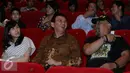 Gubernur DKI Jakarta Basuki T Purnama alias Ahok berbincang dengan pelawak senior Indro Warkop sebelum menyaksikan film Comic 8 di Djakarta Theatre, Jakarta, Jumat (18/3). (Liputan6.com/Herman Zakharia)