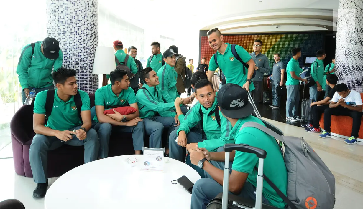 Sejumlah pemain Timnas Indonesia duduk santai jelang keberangkatan, Tangerang, Banten, Senin (5/6). Indonesia akan melakoni laga uji coba melawan Kamboja, 8 Juni mendatang. (Liputan6.com/Helmi Fithriansyah)