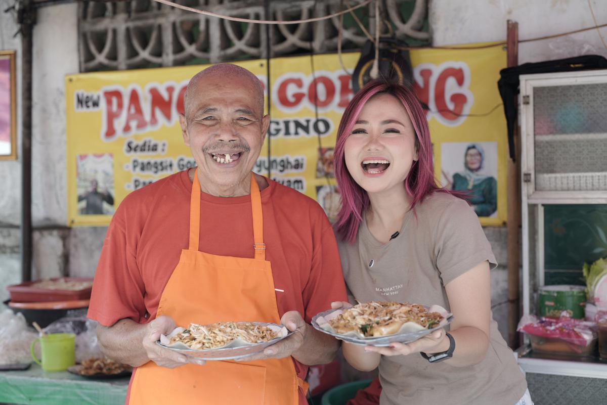 Konten Kreator Gina Angelia di gerai Pangsit Lek Gino