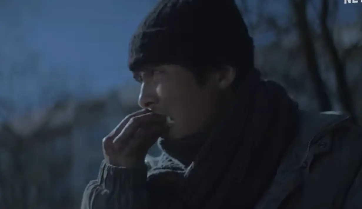 Dalam keadaan terpuruk, Loh Kiwan bertemu Marie (Choi Sung Eun), seorang penembak profesional Korea berkewarganegaraan Belgia yang kehilangan alasan untuk hidup. (Foto: YouTube/ Netflix Korea)
