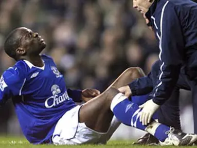 Everton&#039;s Louis Saha lies injured before being carried off during their EPL football match against Tottenham Hotspur at White Hart Lane, on November 30, 2008 in London. AFP PHOTO/ CHRIS RATCLIFFE