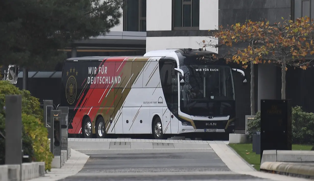Bus timnas Jerman diparkir di depan hotel tim di Wolfsburg, Jerman, Selasa (9/11/2021). Jelang pertandingan kualifikasi Piala Dunia melawan Liechtenstein, Asosiasi Sepak Bola Jerman (DFB) mengatakan ada kasus positif Corona di lingkaran dari timnas Jerman. (Swen Pfoertner/dpa via AP)