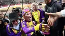 Pesepeda asal Perancis, Robert Marchand ( 105 tahun), mendapat ucapan setelah memecahkan rekor bersepeda lebih dari 14 mil (setara 22,5 km) selama satu jam di sebuah velodrom di Saint-Quentin-en-Yvelines, dekat Paris, Rabu (4/1). (PHILIPPE LOPEZ/AFP)