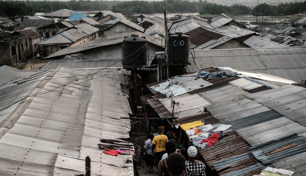 Warga menuruni tangga di permukiman informal Urualla di Port Harcourt, Nigeria selatan (14/2). Ini akan menjadi pemilu keenam yang diadakan Nigeria sejak transisi dari militer ke pemerintahan demokratis sipil pada tahun 1999. (AFP Photo/Yasuyoshi Chiba)