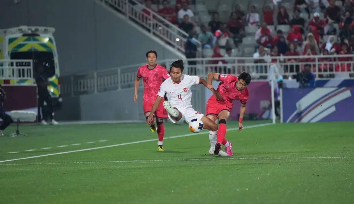 Pemain Timnas Indonesia U-23, Komang Teguh Trisnanda (kiri) berebut bola dengan pemain Korea Selatan U-23, Kim Dong-jin pada laga perempatfinal Piala Asia U-23 2024 di Abdullah bin Khalifa Stadium, Doha, Qatar, Jumat (26/4/2024) dini hari WIB. (Dok. PSSI)