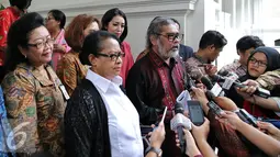 Ketua Komnas PA, Arist Merdeka Sirait saat ditanya wartawan usai bertemu Presiden Jokowi di Istana Merdeka, Jakarta, Rabu (3/2). Kedatangannya mendesak Presiden agar segala bentuk kekerasan anak harus ditindak dengan tegas. (Liputan6.com/Faizal Fanani)