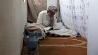 Umat muslim Afghanistan membaca Alquran di sebuah masjid di Kabul, Rabu (6/6). Jamaah beriktikaf memperbanyak membaca Al-Quran, berzikir, doa dan istigfar pada sepuluh malam terakhir Ramadan menanti datangnya malam Lailatul Qadar. (AP/Rahmat Gul)