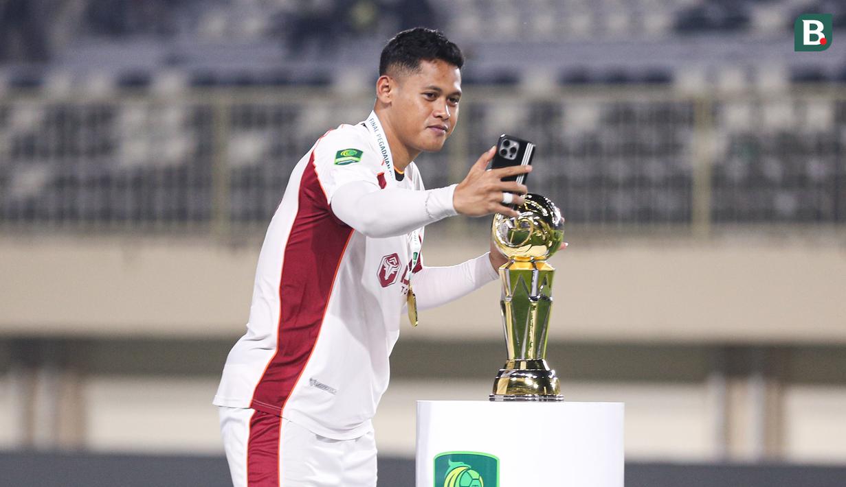 Pemain Garudayaksa, Taufik Hidayat swafoto dengan piala Pegadaian Championship dalam babak final di Stadion Maguwoharjo, Sleman, pada Sabtu (9/5/2026) malam WIB.