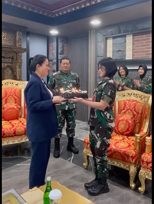 Pemeran dan juga produser itu merasa terharu mendapatkan surprise. "Terharu dan tersanjung , pertama kali mendapatkan Kejutan tak terduga di hari2 kelahiran saat pertemuan di kantor Panglima." tulisnya sebagai keterangan video. [Instagram/marcella.zalianty]