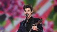 Penyanyi Shawn Mendes saat tampil dalam Victoria's Secret Fashion Show 2018 di Pier 94, New York, AS, Kamis (8/11). (Photo by Evan Agostini/Invision/AP)