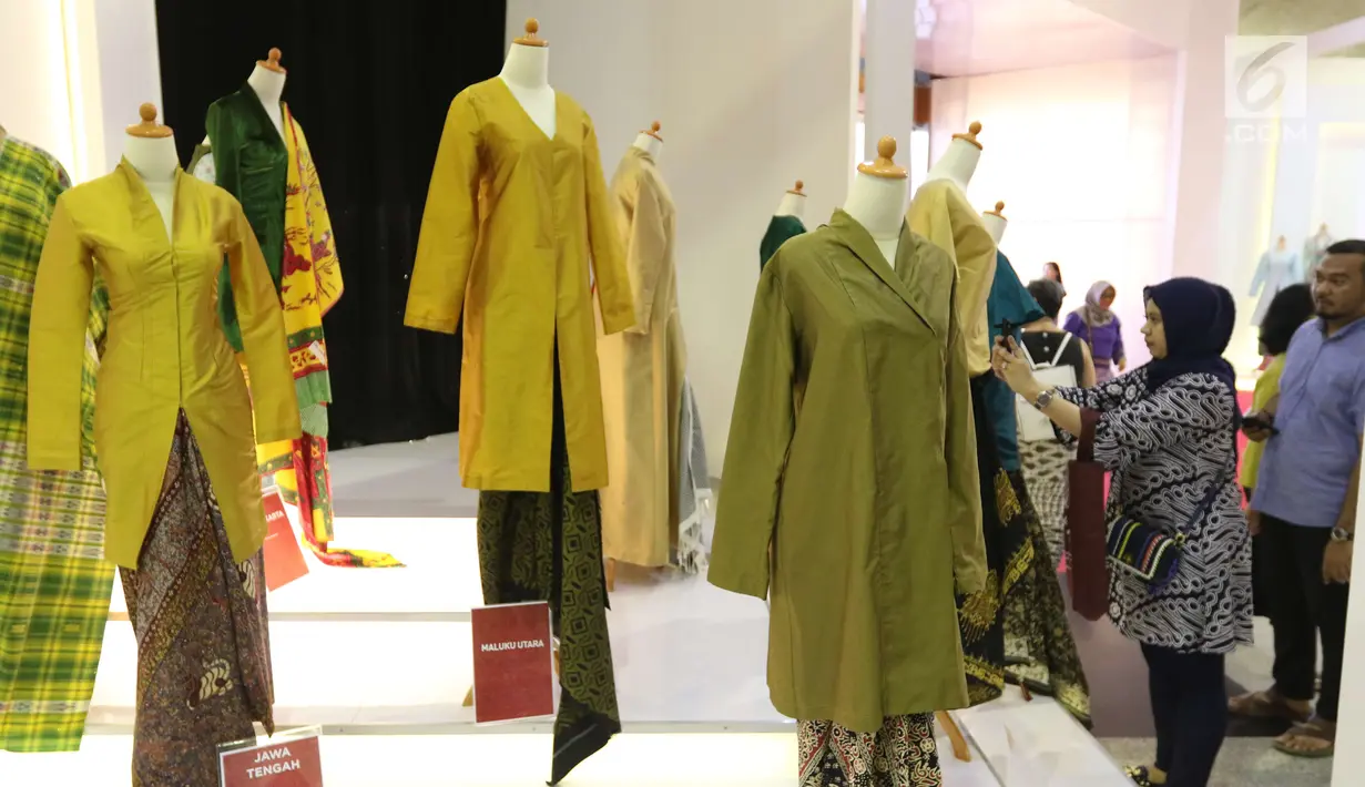 Produk-produk UMKM dari kain tradisional dalam Pameran Karya Kreatif Indonesia (KKI) di Jakarta Convention Center, Jumat (20/7). Pameran ini menghadirkan  kerajinan tradisional dari seluruh pengrajin UMKM binaan Bank Indonesia. (Liputan6.com/Angga Yuniar)