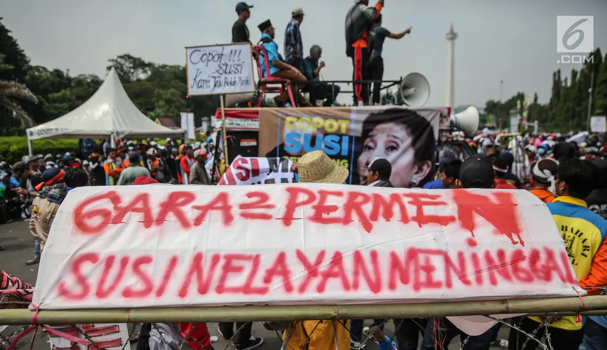 Massa yang tergabung dalam Aliansi Nelayan Indonesia membawa atribut mirip keranda mayat saat berunjuk rasa di depan Istana Merdeka, Jakarta, Selasa (11/7). Mereka memprotes kebijakan pelarangan cantrang bagi para nelayan. (Liputan6.com/Faizal Fanani)
