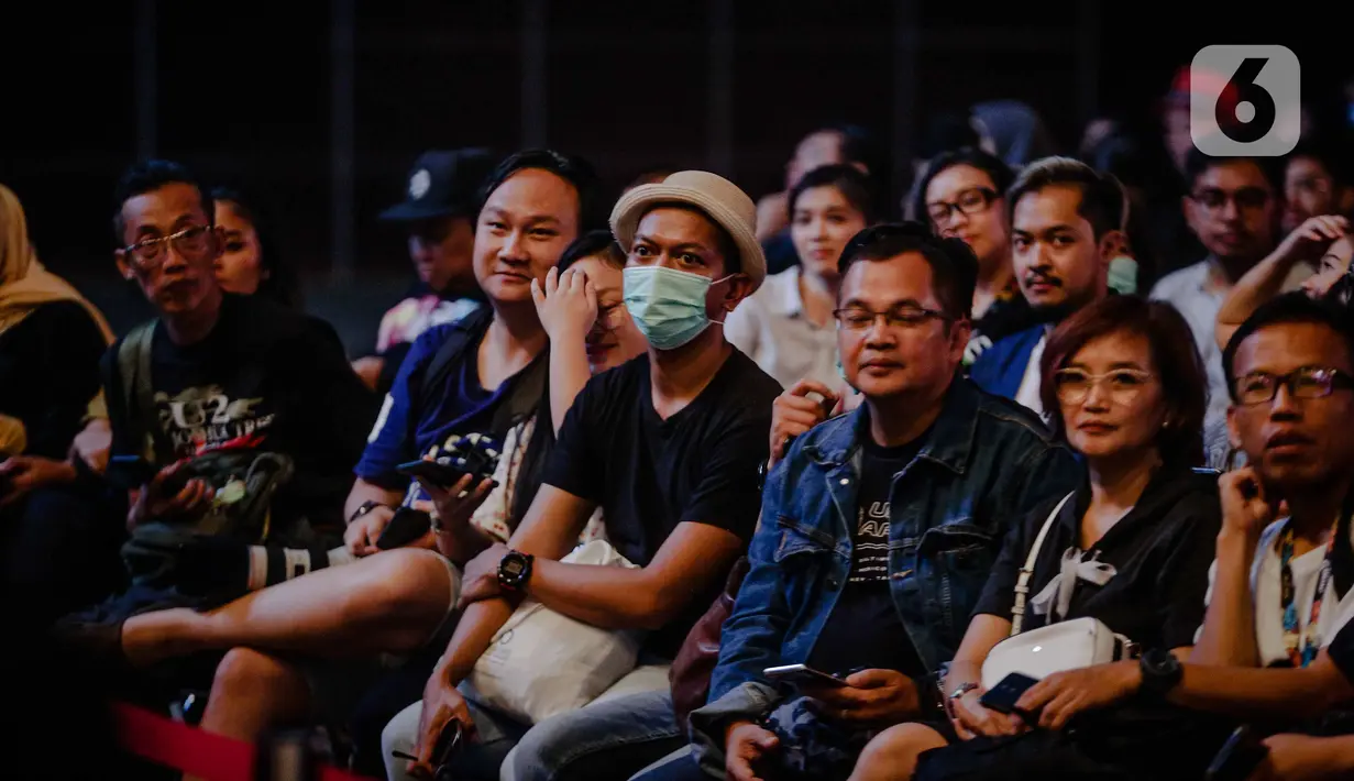 Sejumlah pengunjung menggunakan masker saat menyaksikan Java Jazz Festival 2020 di JIExpo Kemayoran, Jakarta, Jumat (28/2/2020). Promotor meminta penonton memakai masker saat menghadiri Java Jazz Festival 2020 untuk mengantisipasi penyebaran virus corona. (Liputan6.com/Faizal Fanani)
