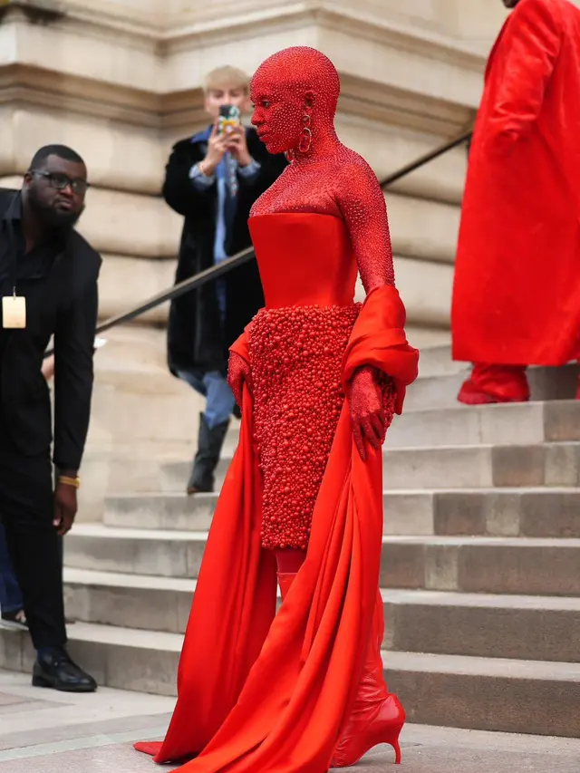Tampilan Berkilau Doja Cat dengan Tubuh yang Dilapisi Lebih dari 30.000 Kristal di Schiaparelli Show