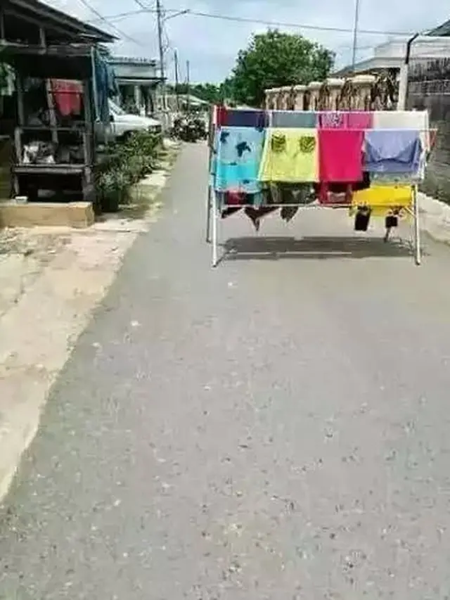 7 Potret Benda di Tengah Jalan Ini Sukses Bikin Pengendara Geleng Kepala