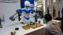 Sebuah robot yang dikembangkan oleh para insinyur Taiwan bermain catur dengan pengunjung dalam pameran Consumer Electronic Show (CES) 2017 di Las Vegas, AS (8/1). (AFP/Rob Lever)