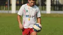 Pelatih Persipura, Oswaldo Lessa terlihat asyik memainkan bola di sela-sela latihan di Lapangan C Senayan, Jakarta, (5/5/2015). Latihan tersebut merupakan persiapan jelang AFC 2015 di Bengaluru, India, 12 Mei mendatang. (Liputan6.com/Helmi Fithriansyah)